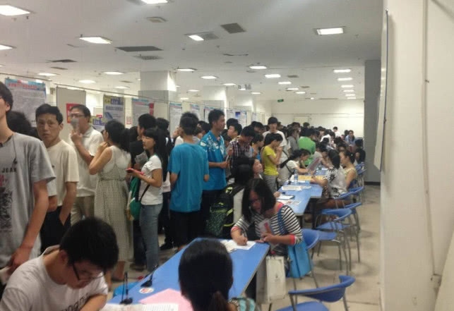 2、15岁初中毕业暑假能做什么工作(在家没事干太闲了)？