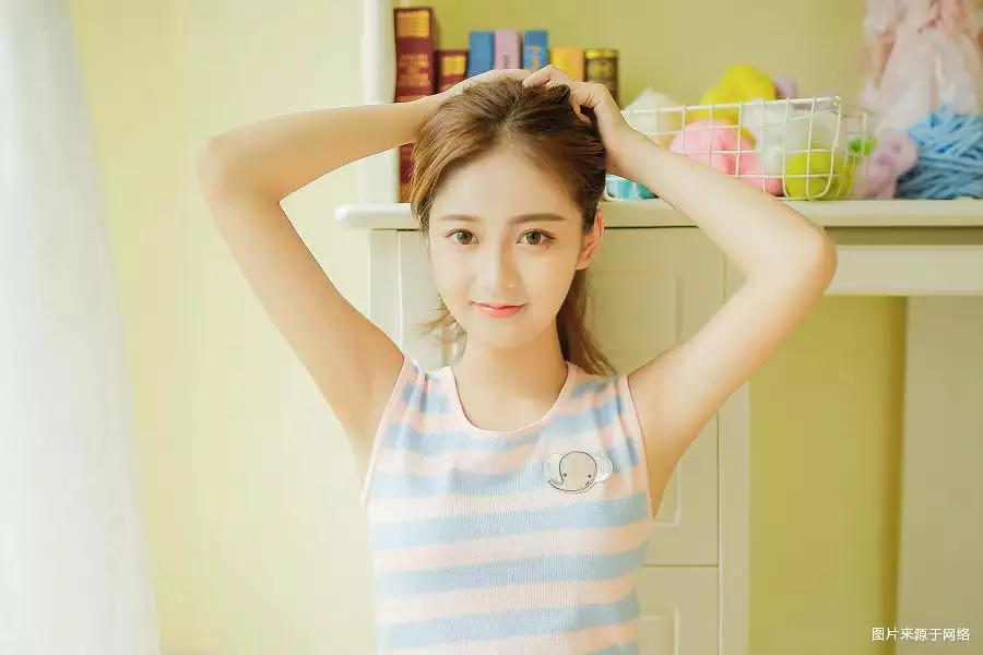 4、有个摩羯男生喜欢看你 你发现了他眼神也不躲