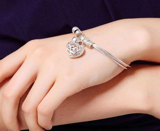 2、金饰应该戴左手还是右手?有什么讲究?