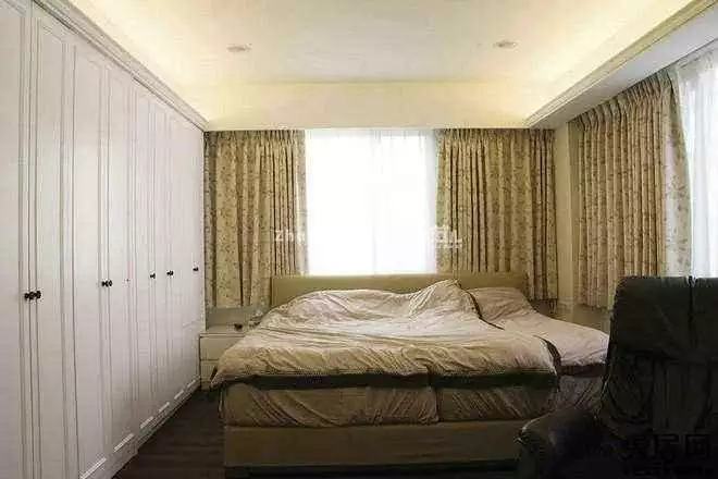 4、床头的一半靠窗户好不好