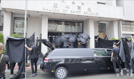 1、这4位明星出殡8人抬棺送灵，***位的死因至今成谜。你都知道哪些呢？