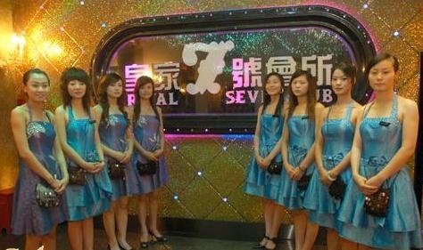2、我是女孩想起个招财的艺名,姓张,十九岁