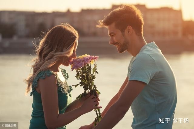 2、你好！一个男生他一直盯着我看，偷瞄被发现了还对视，之后是他先躲闪的？