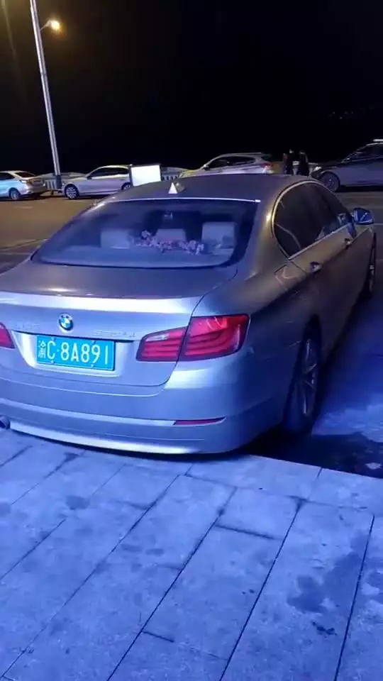 3、**和刚认识两三个月的男朋友，这也是第二次见面，**次见面的时候是在车上，那时候他只是吻了我，