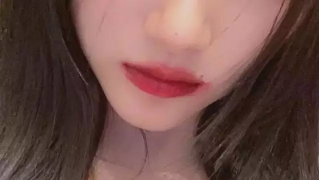 4、和男朋友接吻他喜欢把我整个人圈在怀里 接吻也把我整个嘴唇包住 他是不是心理有问题