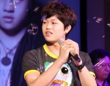 2、和李天一一起背四个人是谁