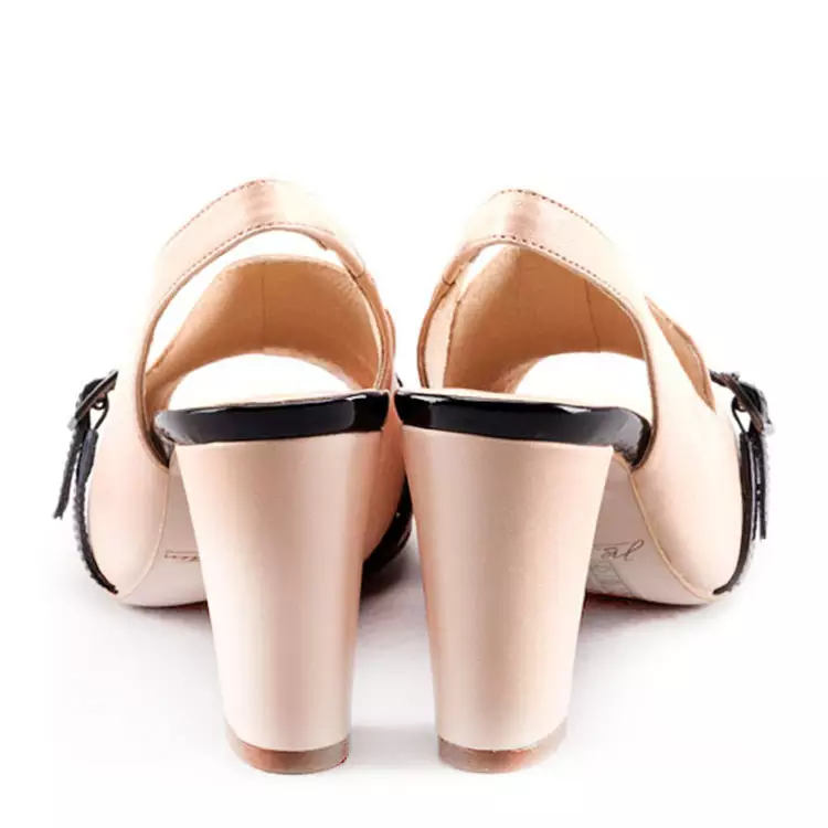 3、汗脚穿皮鞋里面都是湿湿的,有办法解决这个问题?