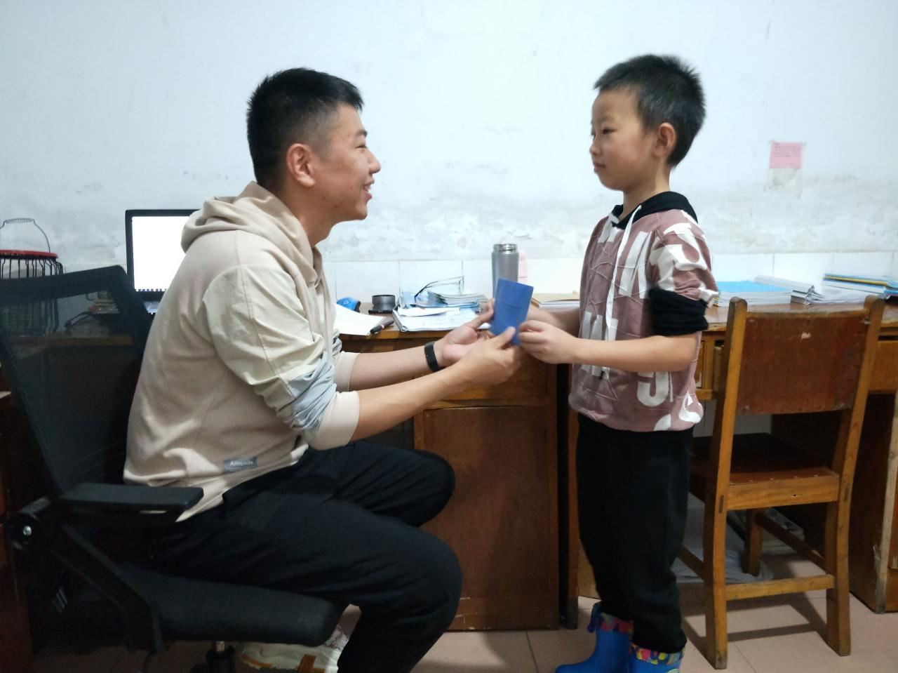 2、感谢老师对孩子的教育和辛苦的句子有哪些?