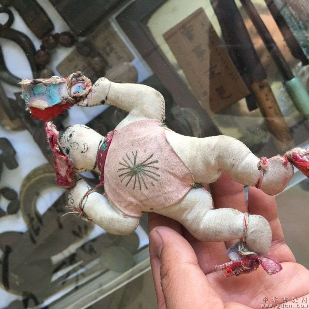 2、灵媒**的扎小人是谁