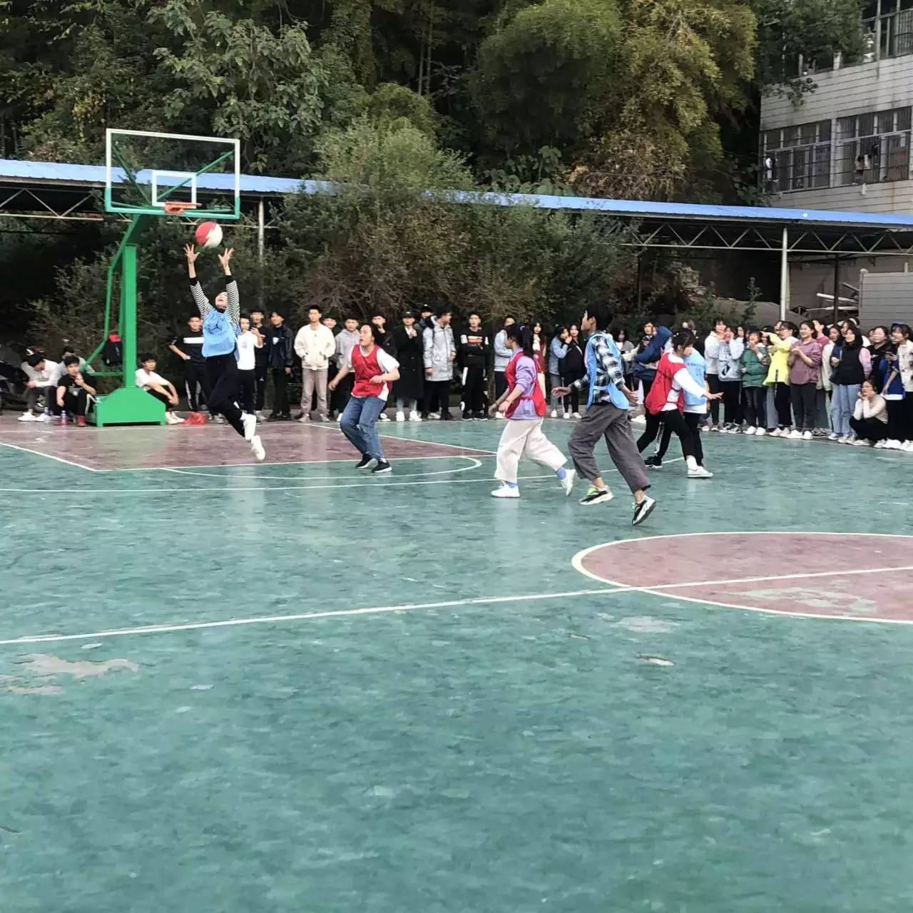 4、我不想去学校,学校没人跟我玩,我是一名女生,18了