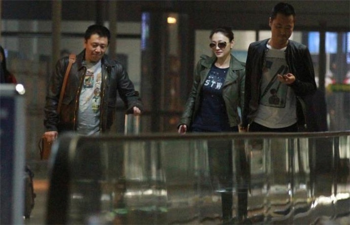 2、李小冉和老公徐佳宁一起现身上海机场，李小冉经历过哪些坎坷？