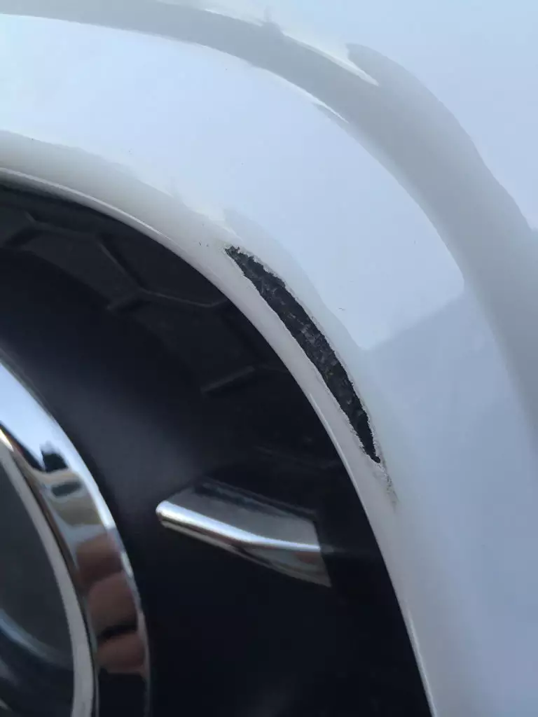 3、车侧面被刮蹦，有形变，掉漆。修复大概要多少钱