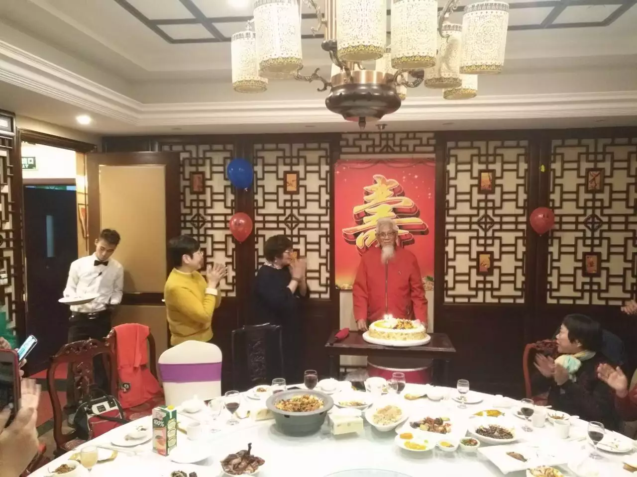 3、爸爸过六十岁生日,我是家里的老大,今年23岁女,刚毕业工作,我拿两千块钱够用吗?给爸妈一千花,另一