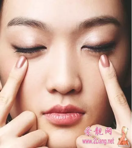 4、感情烦恼,很想知道自己的前世,唤起前世的记忆,看见有用右手食指按在眉心就可以看到有人试过吗