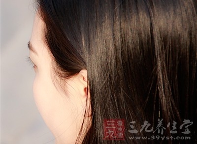 2、女人更年期到来会有哪些预兆呢？怎样才能平稳渡过这一时期呢？