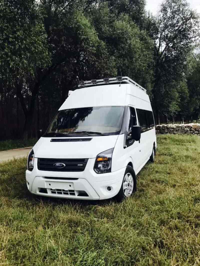 1、新款福特房车，车高2.4米有厨房和大床，可玩性挺强