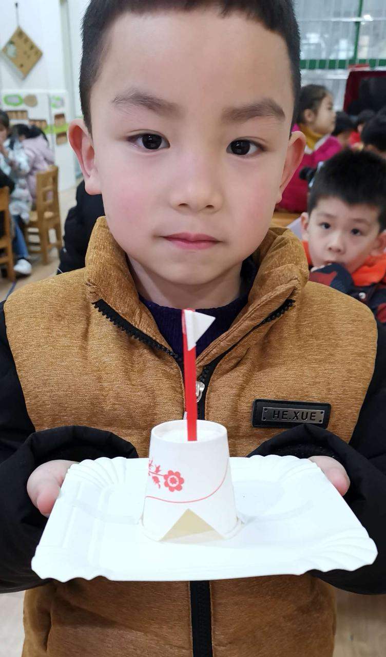 2、怎样用纸杯做动力小船