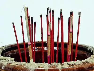 3、烧香香焚向左右两边弯代表什么意思？