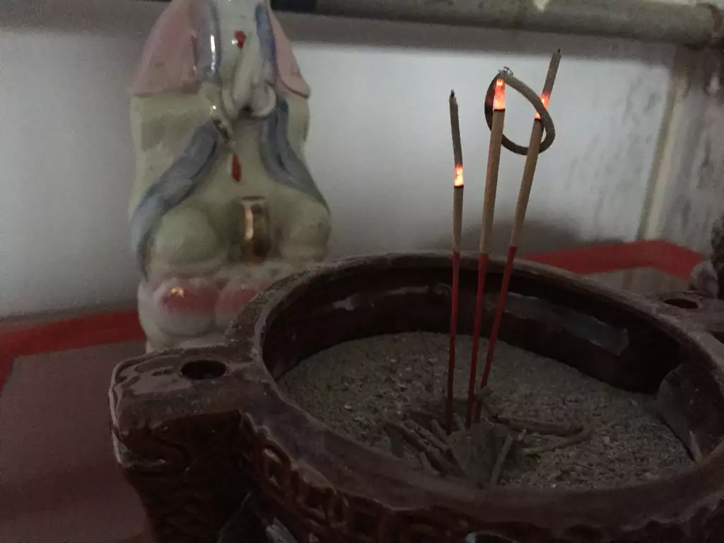 3、上香的时候香灰居高不落什么意思