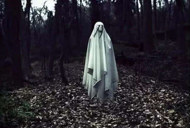 2、的行刑方式中，常见的（爆心）、（爆头）、电刑、绞刑、砍头，哪种痛苦最小？