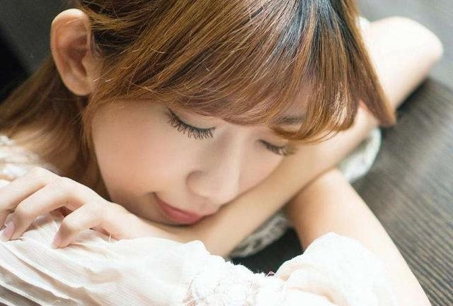 2、男人深爱着女人，就会在哪些时候联系她？