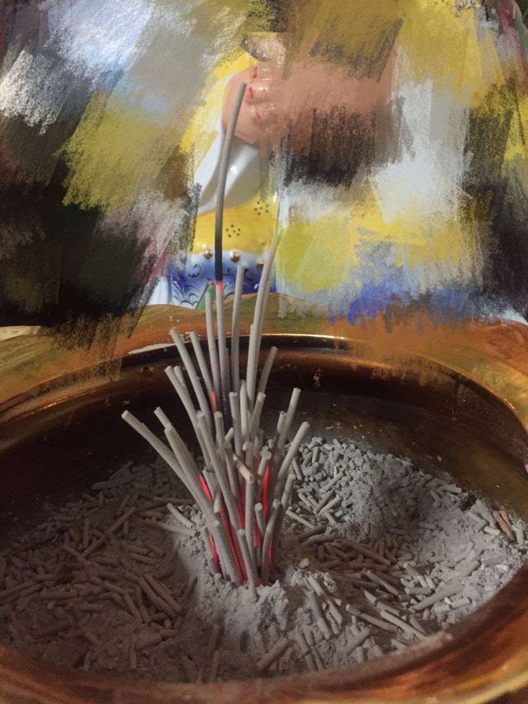 2、烧香时,香灰四面八方向外弯是什么意思