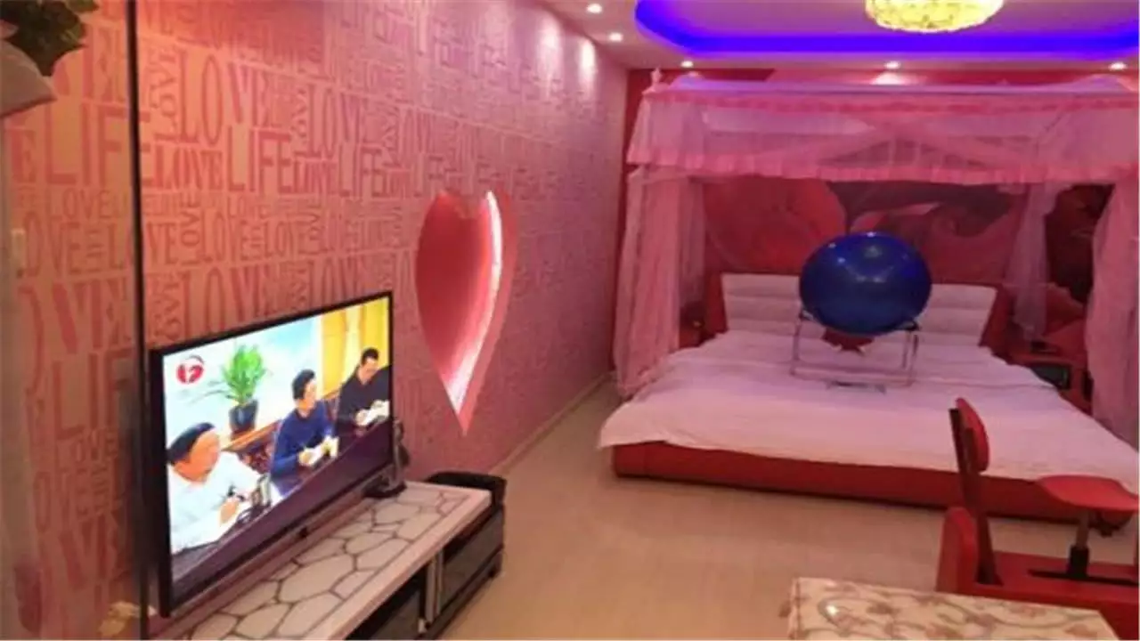 3、听说 有情侣酒店，问下情侣酒店是什么样子的，里面都有什么