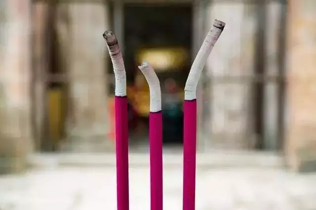 3、祭奠的香烧成什么样子