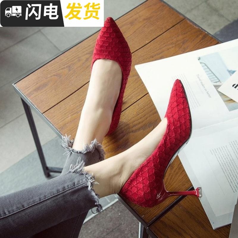 2、这两天出门换鞋子的时候,总觉得高跟里边黏黏的,而且好像有点脏,是夏天出汗的原因么?我出汗也不多啊