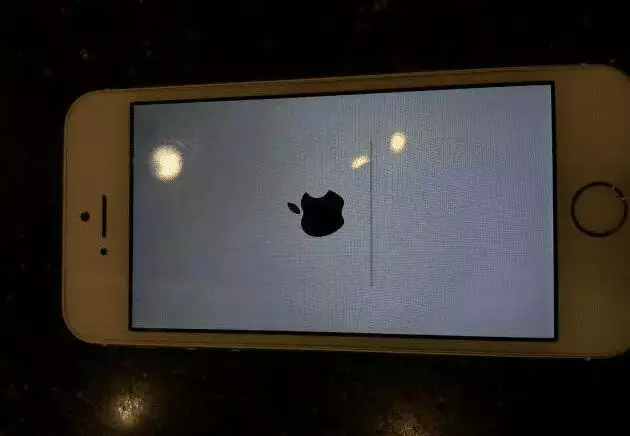 4、手机开机显示苹果标志后就黑屏了怎么办？