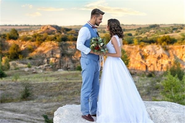 嘴角右下方有痣的女人 桃花运旺