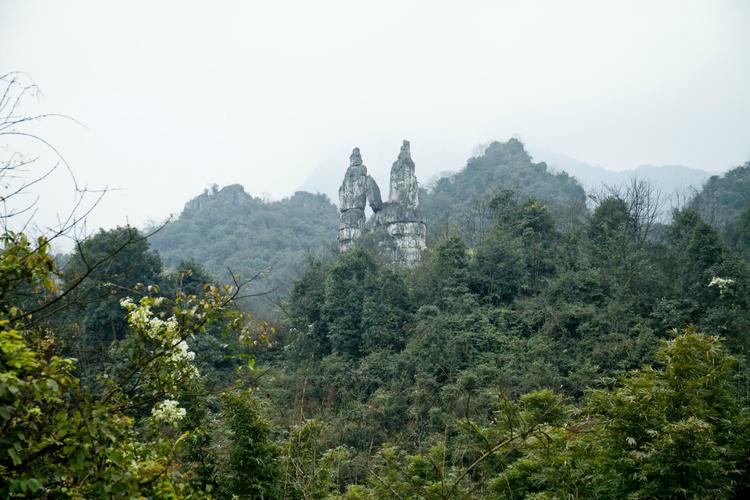 焚王山和石海哪个好耍(石海和僰王山哪个好)